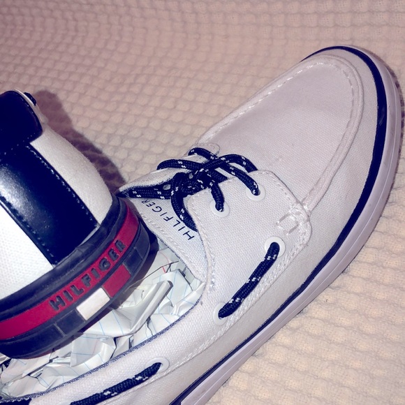 SIZE 9 TOMMY HILFIGER SHOES